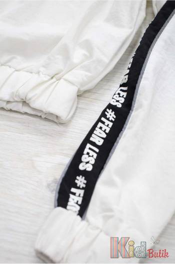 Купити Вітровка молочного кольору з чорними лампасами A-yugi Jeans Аю20-50Бл(17103) на КідБутік Вітровка молочного кольору з чорними лампасами A-yugi Jeans Аю20-50Бл(17103)