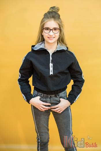 Купить Ветровка черного цвета с белыми лампасами A-yugi Jeans Аю20-50Чор(17103) на КидБутик Ветровка черного цвета с белыми лампасами A-yugi Jeans Аю20-50Чор(17103)
