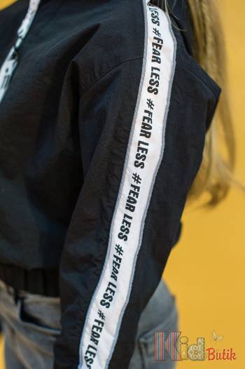 Купить Ветровка черного цвета с белыми лампасами A-yugi Jeans Аю20-50Чор(17103) на КидБутик Ветровка черного цвета с белыми лампасами A-yugi Jeans Аю20-50Чор(17103)