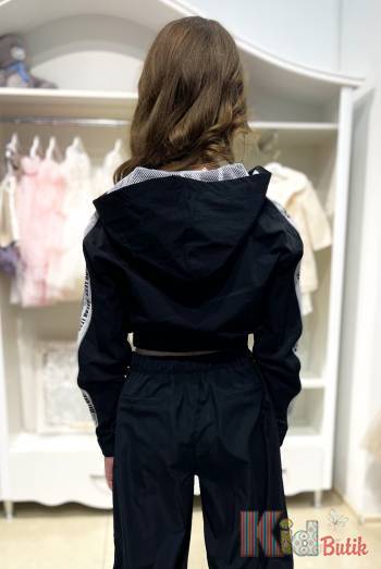 Купить Ветровка черного цвета с белыми лампасами A-yugi Jeans Аю20-50Чор(17103) на КидБутик Ветровка черного цвета с белыми лампасами A-yugi Jeans Аю20-50Чор(17103)