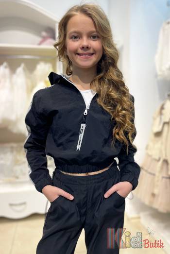 Купить Ветровка черного цвета с белыми лампасами A-yugi Jeans Аю20-50Чор(17103) на КидБутик Ветровка черного цвета с белыми лампасами A-yugi Jeans Аю20-50Чор(17103)