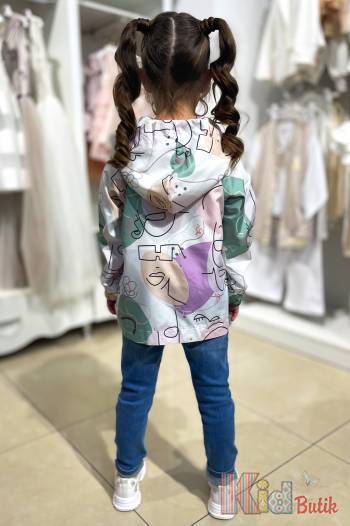 Купить Ветровка с ярким принтом для девочки Escabel Kids Ес23-37(32232) на КидБутик Ветровка с ярким принтом для девочки Escabel Kids Ес23-37(32232)