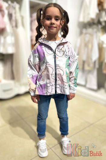 Купить Ветровка с ярким принтом для девочки Escabel Kids Ес23-37(32232) на КидБутик Ветровка с ярким принтом для девочки Escabel Kids Ес23-37(32232)