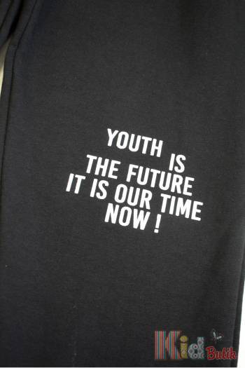 Купить Штаны спортивные черные "Youth is the future" для мальчика Marions Мр23-11(7203) на КидБутик Штаны спортивные черные "Youth is the future" для мальчика Marions Мр23-11(7203)