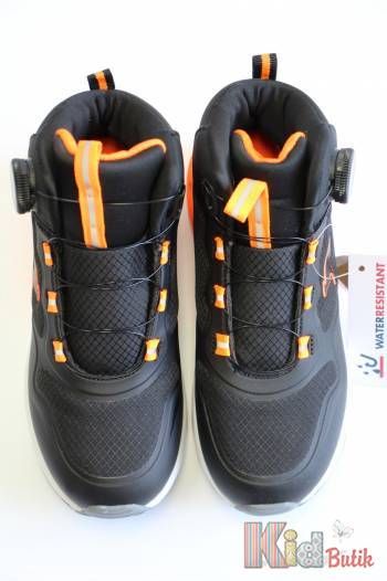 Купить Ботинки черные с яркими вставками для мальчика "Water Resistant" KangaROOS 23-18903-0005-5075 на КидБутик Ботинки черные с яркими вставками для мальчика "Water Resistant" KangaROOS 23-18903-0005-5075
