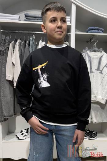 Купити Світшот чорного кольору з принтом для хлопчика. Reporter Young Р23-93(0550В-27-100) на КідБутік Світшот чорного кольору з принтом для хлопчика. Reporter Young Р23-93(0550В-27-100)