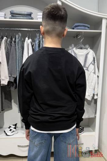 Купити Світшот чорного кольору з принтом для хлопчика. Reporter Young Р23-93(0550В-27-100) на КідБутік Світшот чорного кольору з принтом для хлопчика. Reporter Young Р23-93(0550В-27-100)