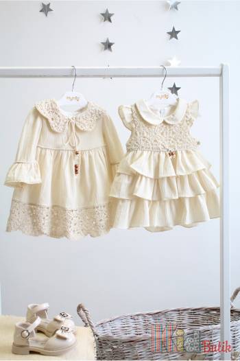 Купить Платье бежевого цвета для девочки MYMIO baby Му24-3905 на КидБутик Платье бежевого цвета для девочки MYMIO baby Му24-3905