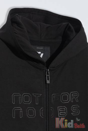 Купить Толстовка черная на замке "Not for noobs" для мальчика Reporter Young Р24-47(0555В-28-100) на КидБутик Толстовка черная на замке "Not for noobs" для мальчика Reporter Young Р24-47(0555В-28-100)