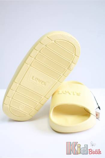 Купити Шльопанці жовтого кольору для дівчинки Levi's Lv25-10Св.Беж (0001S) на КідБутік Шльопанці жовтого кольору для дівчинки Levi's Lv25-10Св.Беж (0001S)