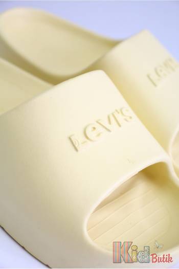 Купити Шльопанці жовті з написом для дівчинки Levi's Lv25-10Св.Беж (0002S) на КідБутік Шльопанці жовті з написом для дівчинки Levi's Lv25-10Св.Беж (0002S)