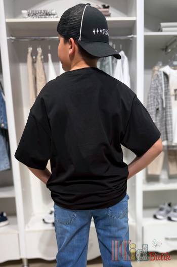 Купить Футболка черная с маленьким символом для мальчика A-yugi Jeans Аю25-32Чорн(7305) на КидБутик Футболка черная с маленьким символом для мальчика A-yugi Jeans Аю25-32Чорн(7305)