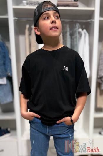 Купить Футболка черная с маленьким символом для мальчика A-yugi Jeans Аю25-32Чорн(7305) на КидБутик Футболка черная с маленьким символом для мальчика A-yugi Jeans Аю25-32Чорн(7305)